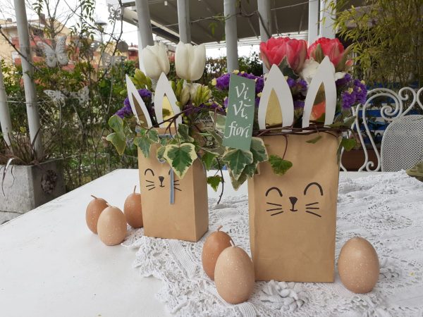 Coniglietti Pasquali Pensierino di Pasqua con fiori recisi