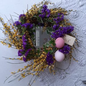 Ghirlanda di Pasqua della pace con fiori di stagione