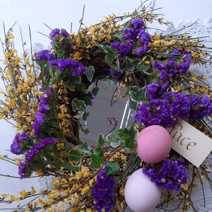 Ghirlanda di Pasqua della pace con fiori di stagione _1