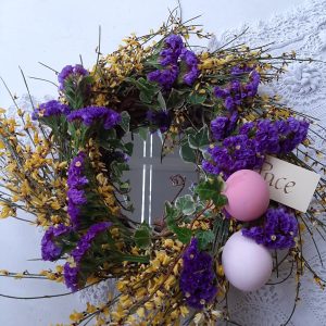 Ghirlanda di Pasqua della pace con fiori di stagione_2