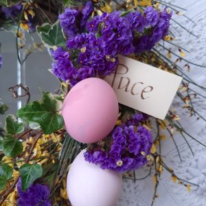 Ghirlanda di Pasqua della pace con fiori di stagione_3